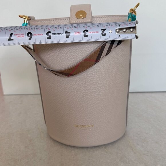Burberry Small Grainy Leather Bucket Bag Limestone, house check strap - Picture 13 of 15